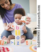 afrikanischer amerikaner, mutter sohn, spielender, mit, alphabetbl?cke afrikanischer amerikaner, mutter sohn, spielender, mit, alphabetbl?cke