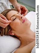 hispanic frau, haben, gesichtsbehandlung