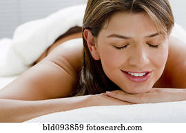 hispanic frau, liegen, auf, massagetisch