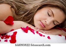 hispanic frau, liegen, auf, massagetisch, bedeckt, in, rosenblätter