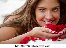 hispanic frau, riechen, rosenblätter