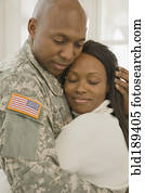 africano, soldado, e, namorada, abraçando