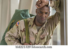 americano africano, soldado, carregar, saco duffel