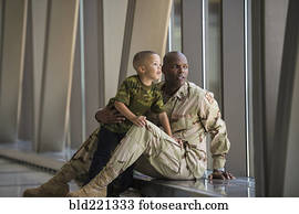 americano africano, soldado, e, filho, olhar, aeroporto, janela