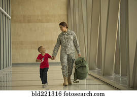 americano africano, soldado, e, filho, andar, em, aeroporto