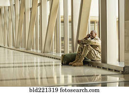 americano africano, soldado, falar telefone pilha, em, aeroporto