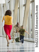 americano africano, soldado, saudação, família, em, aeroporto