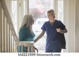 enfermeira, conversa, paciente, frente, porta