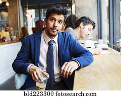 homem, bebendo, bebida fria, em, café