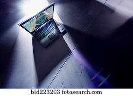 rosto, de, hacker, glowing, ligado, tela, de, computador laptop