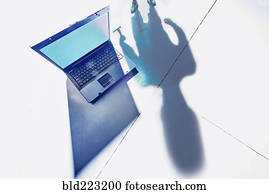 sombra, de, hacker, espreitando, sobre, computador laptop