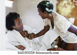 אישה אמריקאית אפריקנית, לכרוע, במיטה, עם, בעל