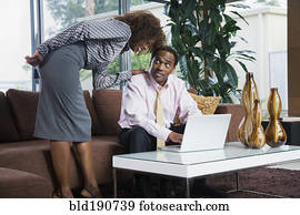 אישה אפריקנית, להסתכל, בעל, הדפס, ב, מחשב נייד, ב, סלון