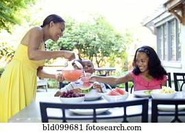 mujer americana africana, porción, jugo, a, hija