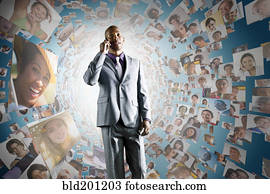 afrikanischer amerikaner, geschäftsmann, auf, mobilfunk, vor, bilder, von, geschäftsmenschen