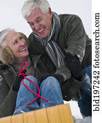 caucasiano, par, sledding, em, neve, junto