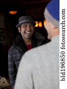 homem sorridente, socializar, com, amigo