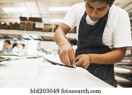 homem, trabalhando, em, planta industrial