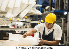 homem, trabalhando, em, planta industrial