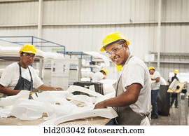 homens trabalhando, em, planta industrial