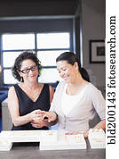 mulher, ajudando, cliente, em, loja jóias