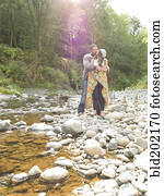 par abraçando, perto, fluxo