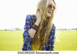 rir, caucasiano, posição mulher, em, campo