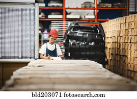 trabalhador, examinando, produto, em, planta industrial