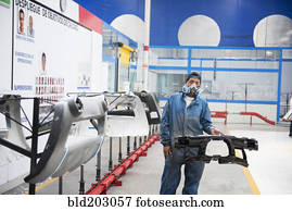 trabalhador, segurando, maquinaria, em, planta industrial