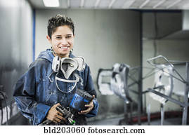 trabalhador, sorrindo, em, planta industrial
