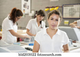 trabalhador, sorrindo, em, planta industrial