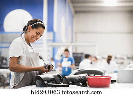 trabalhador, sorrindo, em, planta industrial