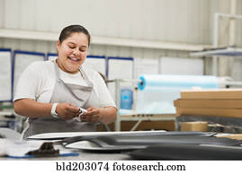 trabalhador, sorrindo, em, planta industrial