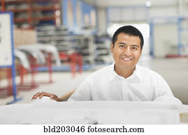 trabalhador, sorrindo, em, planta industrial