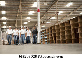 trabalhadores, falando, em, planta industrial