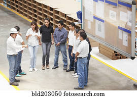 trabalhadores, falando, em, planta industrial