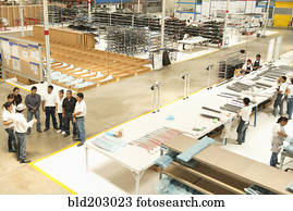 trabalhadores, falando, em, planta industrial