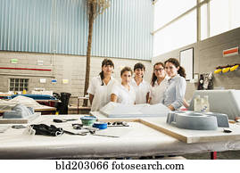 trabalhadores, sorrindo, em, planta industrial