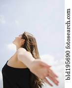 tranqüilo, indianas, mulher, com, braços estendido