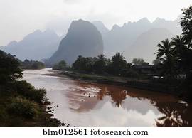 tranqüilo, rio, e, silhuetas, de, colinas, em, fundo