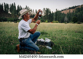 caucasiano, agricultor, preparar, vacina, em, siringa