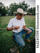 caucasiano, agricultor, preparar, vacina, em, siringa