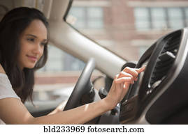 gemischtrassig, frau, druecken, berührungsbildschirm, auto