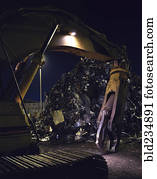 grabber mecânico, em, junkyard, à noite