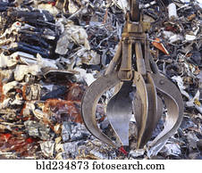 grabber mecânico, em, junkyard, à noite