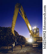 grabber mecânico, em, junkyard, à noite