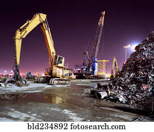 grabber mecânico, em, junkyard, à noite