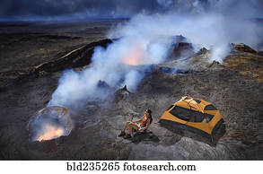 mulher, acampamento, com, barraca, ligado, vulcão