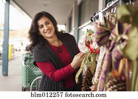 mulher olha, em, mercadoria, venda