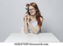 caucasiano, assento mulher, em, ventoso, tabela, segurando, rosa